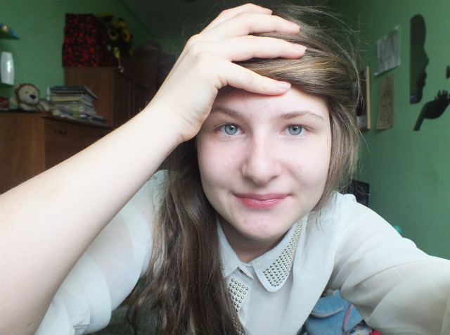 :>