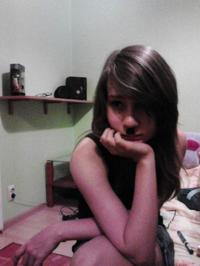Wika Hitler >,