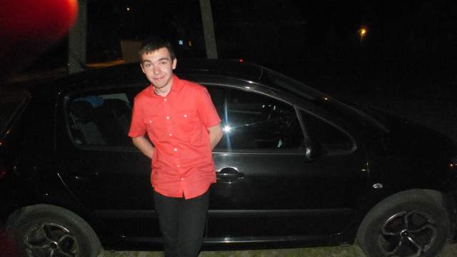 Przy czarnym peugeocie :D 
