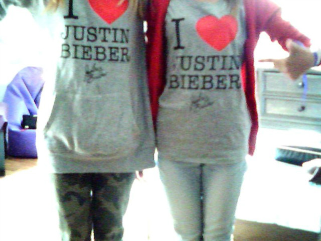  B E L I E B E R S 