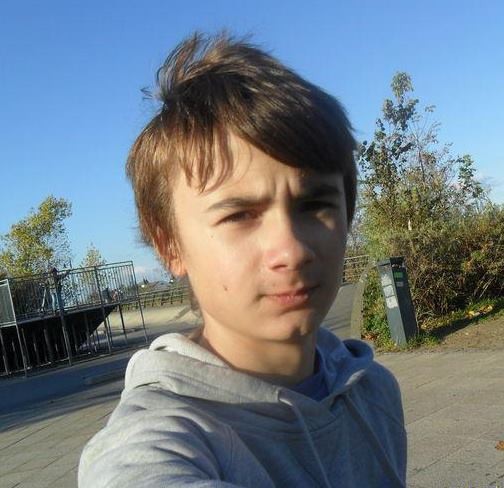 Ale morda >.