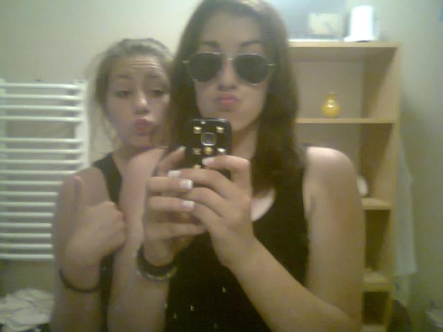 Faceci w czerni