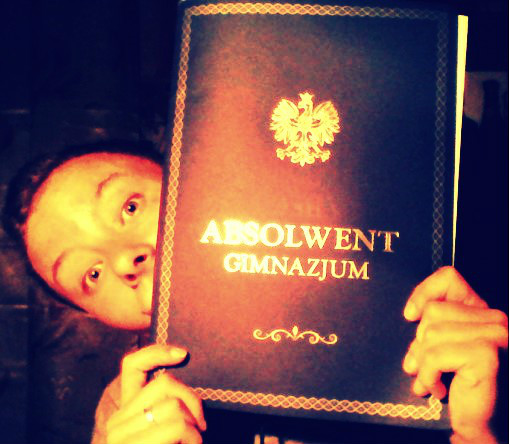 W kocu.