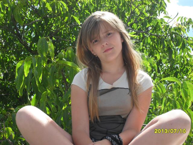 na tle drzewa...