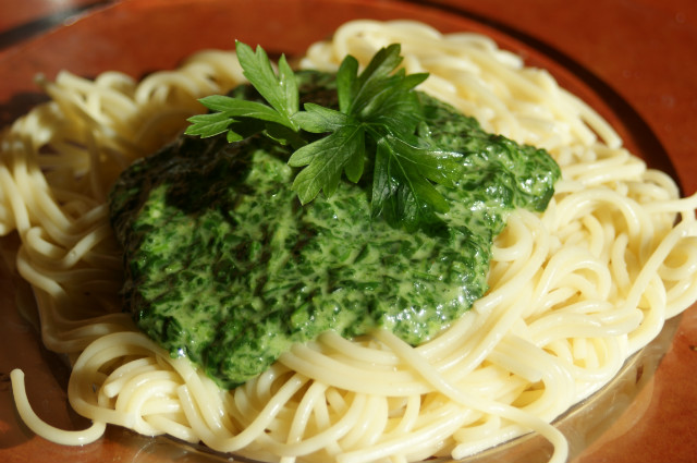 Spaghetti w sosie szpinakowym