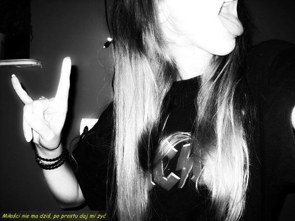TRUST NO ONE ;*