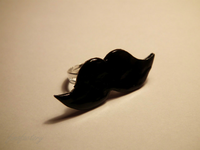 piercionek moustache
