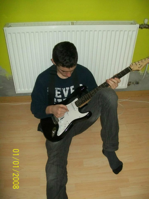Taki tam Mateush z gitark se ;3