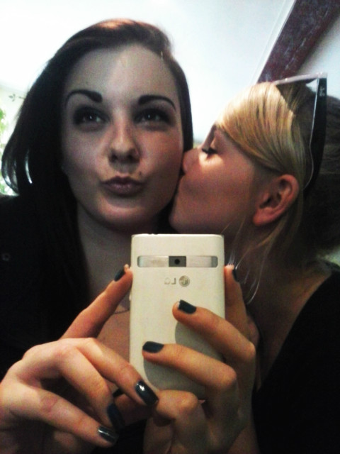 Monia ;*