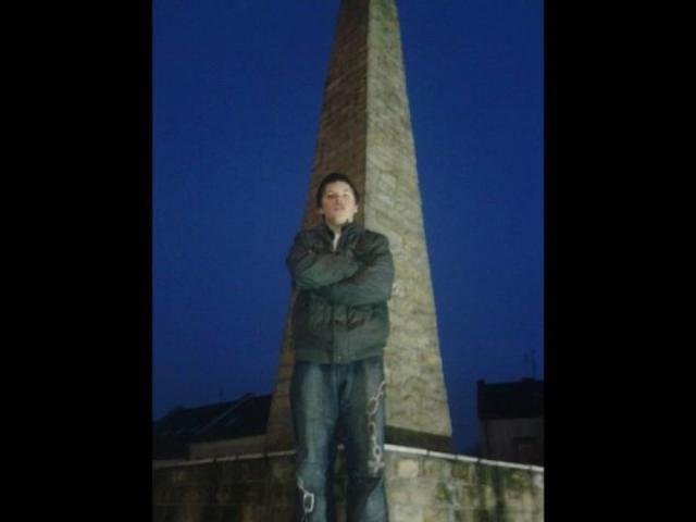 JA NA POMNIKU OBOK BASZTY