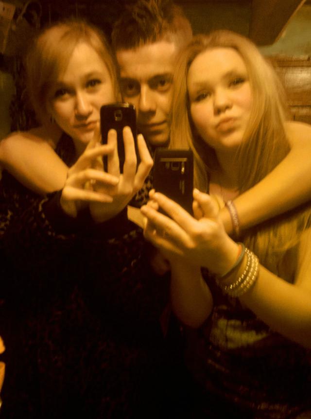 Moiii ;**