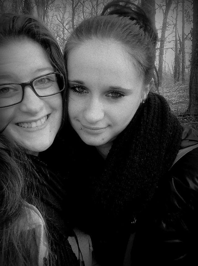 czwartek ? ; >