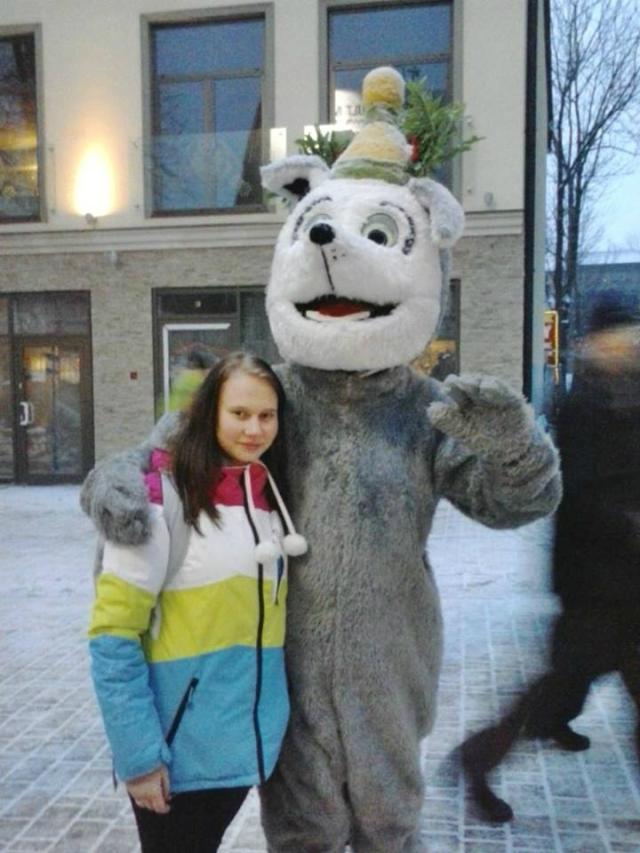 :>