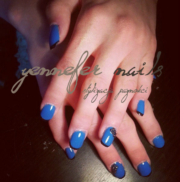 19. Niebiesko-czarne manicure.