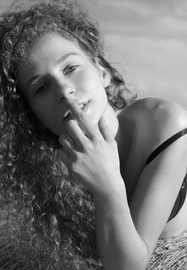 Viki ;3 B&W