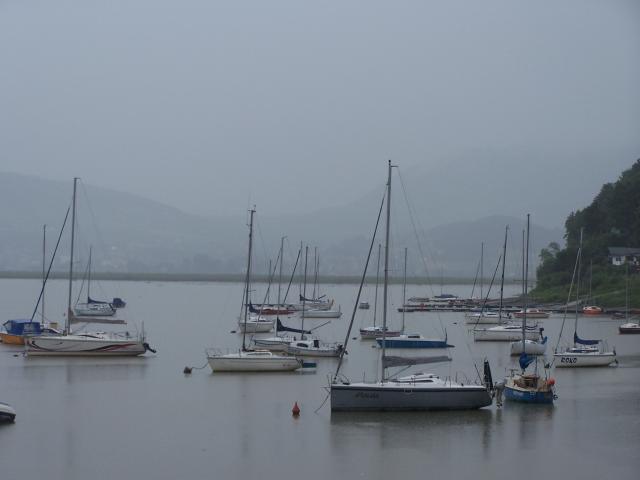 Mglisty poranek nad jeziorem