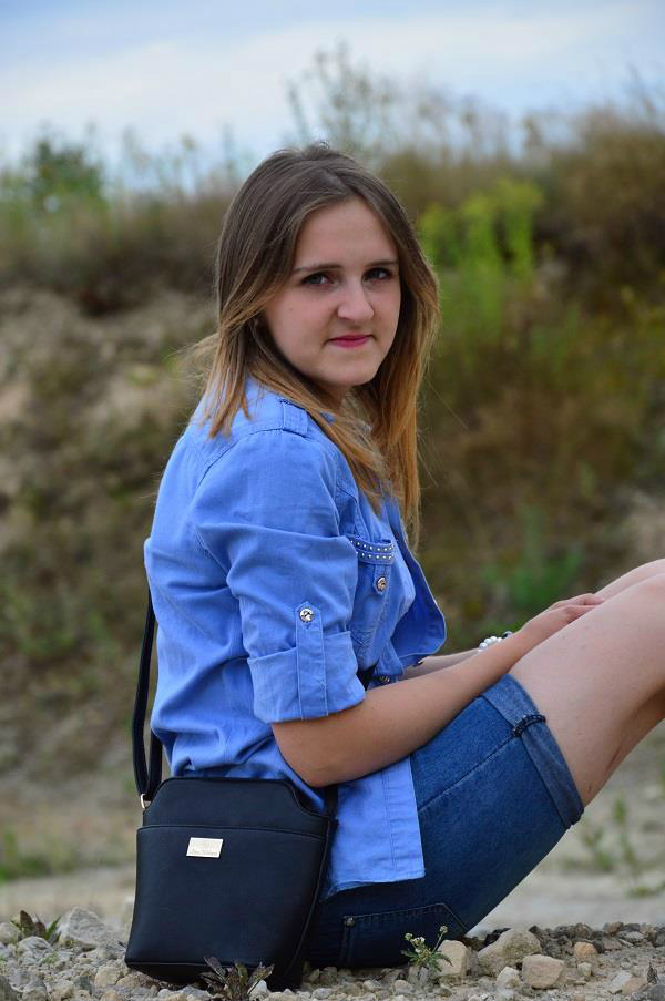 Wpis niebieskoookabrunetka