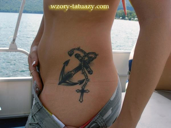 tatua kotwica na biodrze