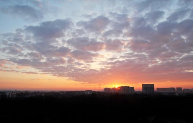 (...) i miasto ze snu si budzi