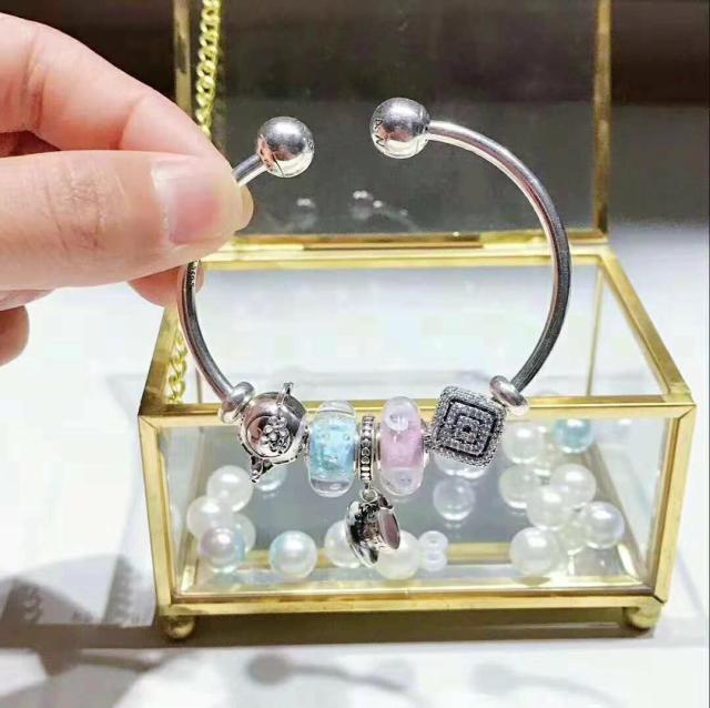 Srebrna bransoletka bangle Momen