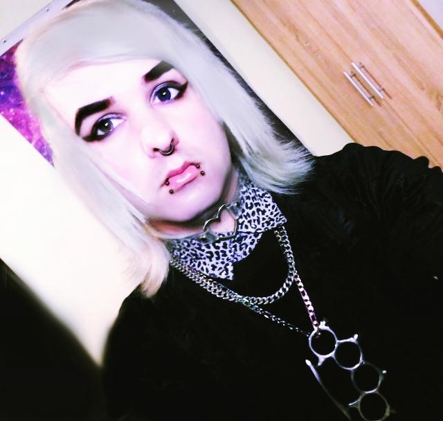 Pastel-Goth  Boy Look 